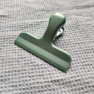 großer Binderclip aus Metall, dunkelgrün