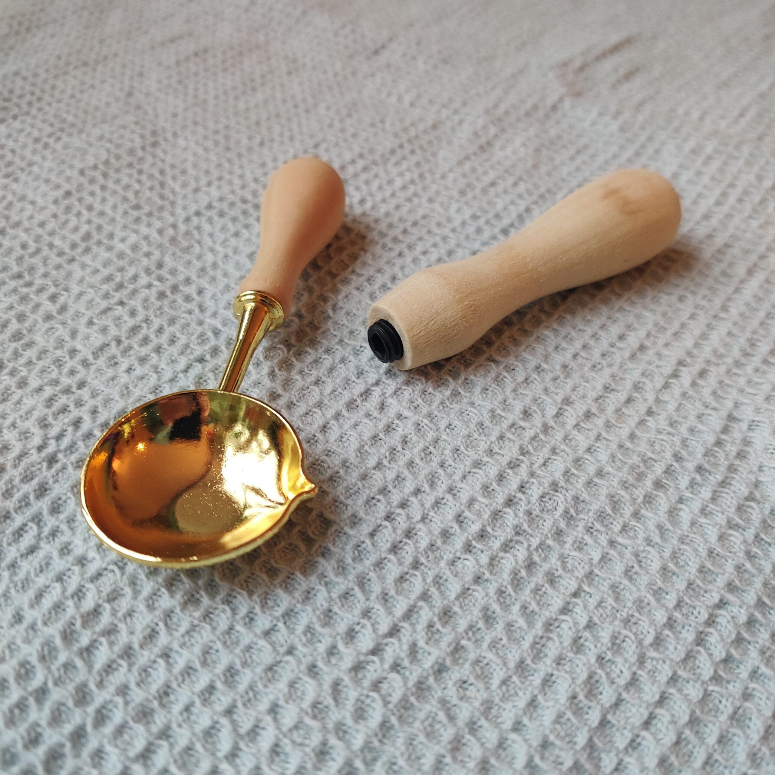 Wachslöffel & Siegelgriff, helles Holz – Bild 2