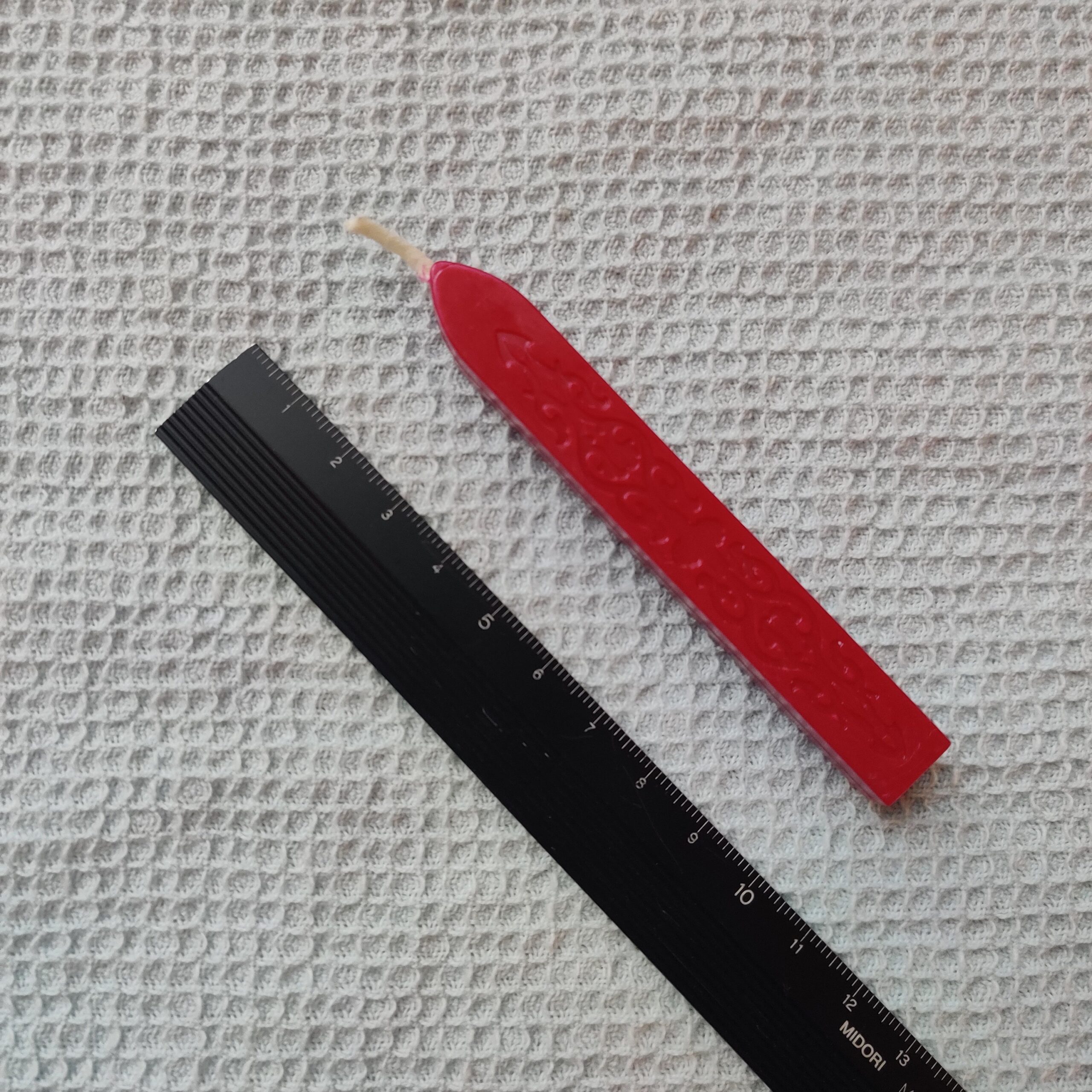 Siegelwachsstab mit Docht, dunkelrot – Bild 2